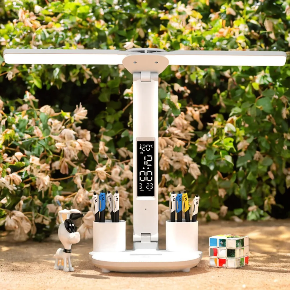 Atualize seu quarto e mesa com esta excelente e versátil luminária de mesa LED de duas cabeças! Conveniente e portátil, seu equipamento