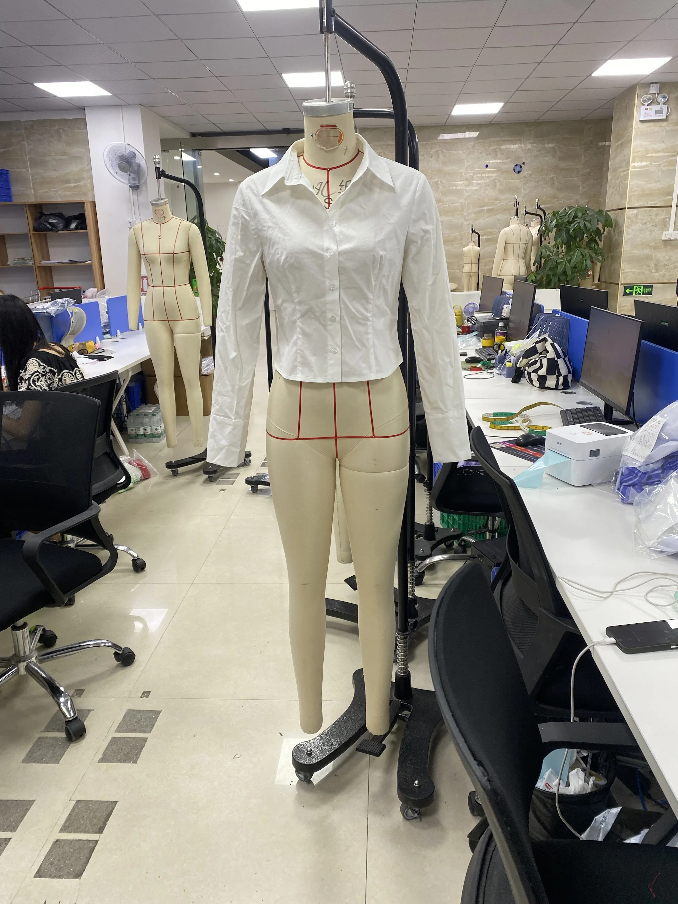 

Женские приталенные рубашки с воротником, модная однотонная укороченная блузка на пуговицах с длинными рукавами