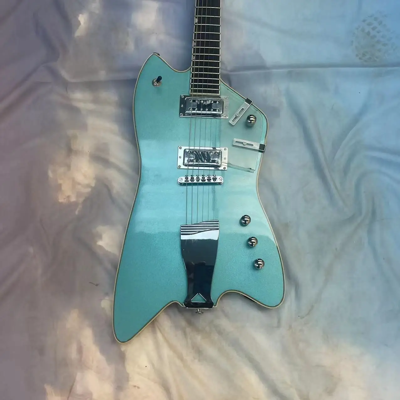 6-string electric guitar integrated electric guitar, metal blue body, high gloss, rosewood fingerboard, maple track, closed pick