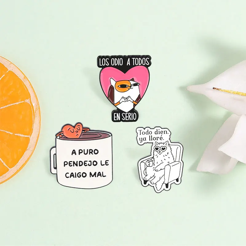 LOS ODIO A TODOS EN SERIO Enamel Pin Spanish Sarcastic Text A PURO PENDEJO LE CAIGO MAL Cafe Cat Coffee Cup Brooch Lapel Badge