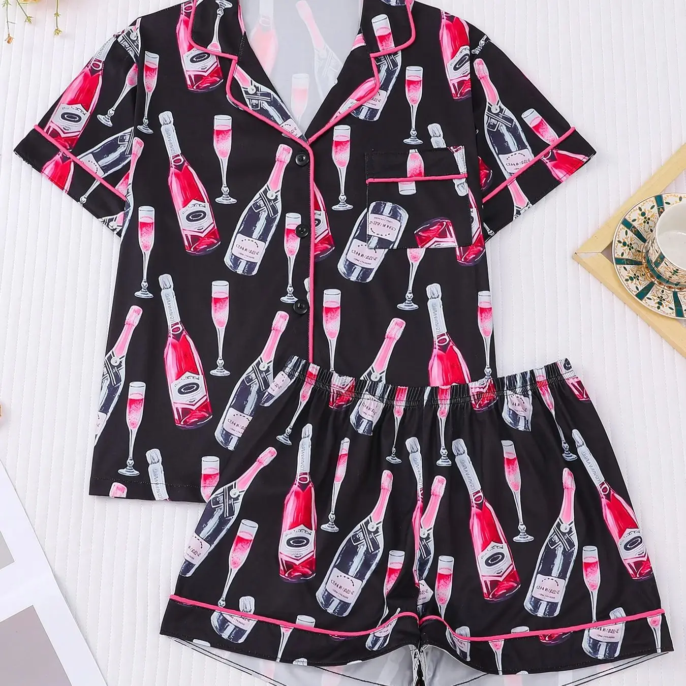 

Женский пижамный комплект с принтом на черном фоне, с изображением бутылки шампанского, с лацканами, короткими рукавами и шортами, для дома.