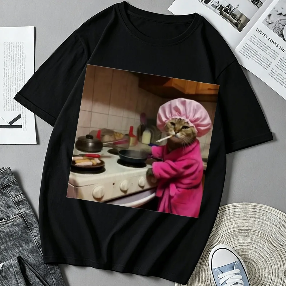 Funny Cooking Cat in Pink Robe Bonnet Meme Graphic Print Cotton T‑Shirt Casual Loose Streetwear Top Novelty Humor Aesthetic Tees