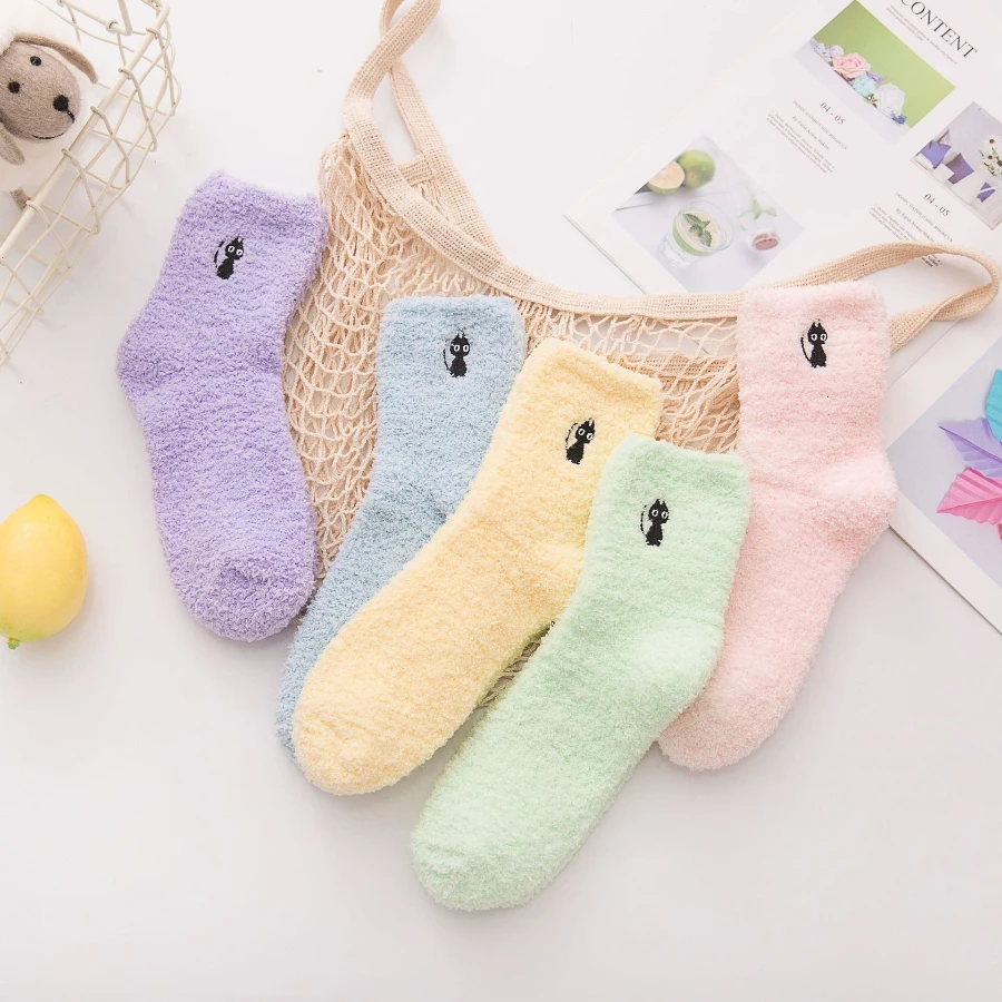زوجان من الجوارب المنزلية المطرزة على شكل قطة ملونة للخريف والشتاء للسيدات، توفر الدفء والعناية بالأقدام في الشتاء