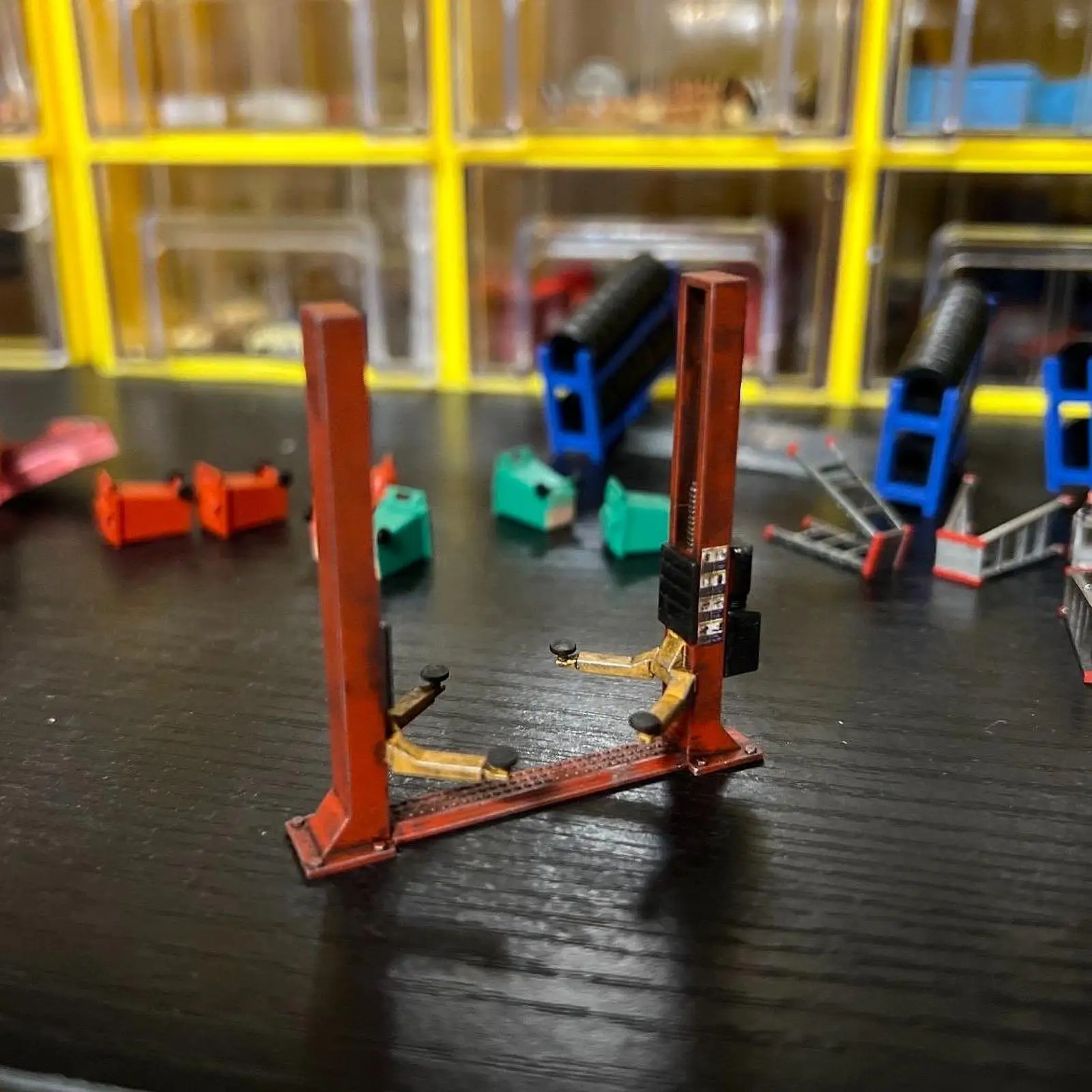 1:64 Scale Lift Model DIY Workshop Scene Accessories Desktop Ornament Pretend Play Toy Photo Prop 1/64 Garage Lifter Diorama