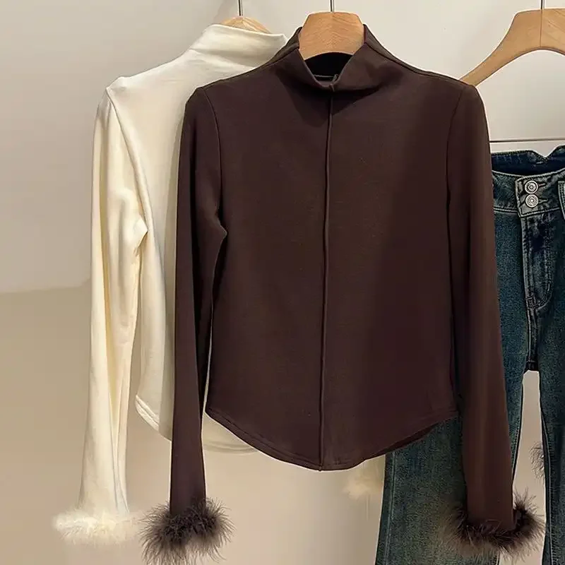 Damska koszulka z długim rękawem, półgolfem, z aksamitu z efektem szczotkowania, z futrzanymi mankietami, idealna jako baza pod ubranie na jesień i zimę, dopasowany krój.