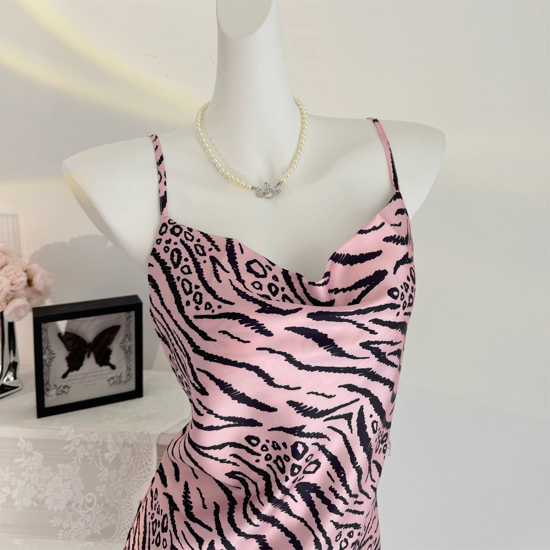 [Yunpan Wuyin] Sexy women's pajamas new leopard print backless sling ladies nightdress pure desire style