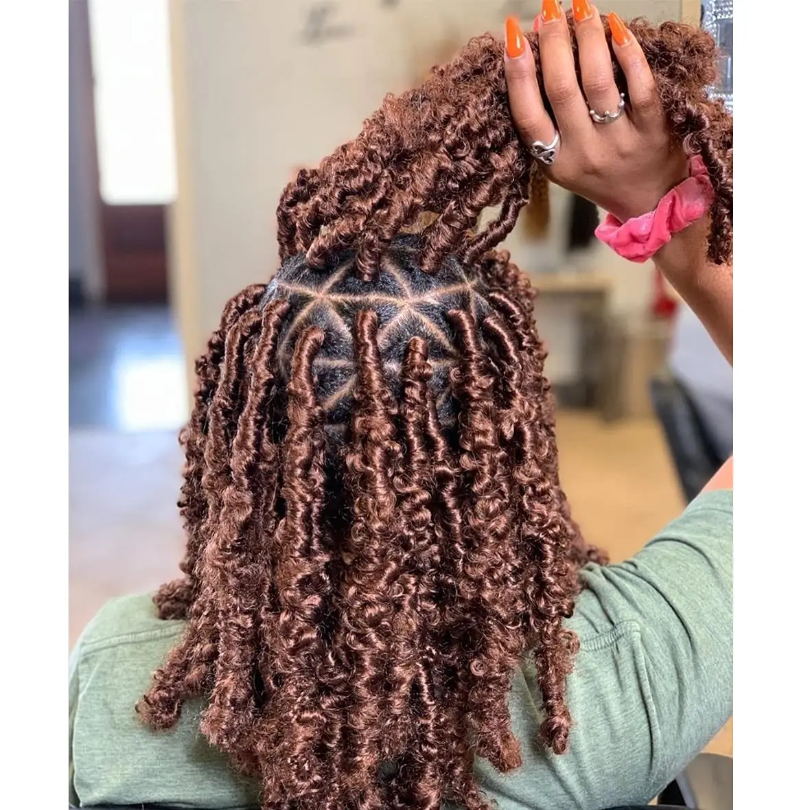 Волосы-бабочки Вязаные крючком Медно-красные рваные искусственные локоны Вязаные крючком волосы Короткие волосы-бабочки Твист-локоны Синтетические волосы с предварительной петлей