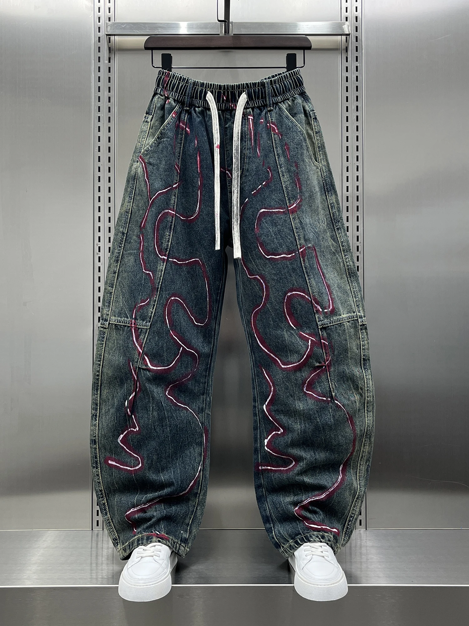 

Мужские джинсы в стиле ретро с американским принтом, свободные, прямого кроя, длинные, синие, с декоративными вставками, универсальные, с эффектом изогнутого кроя.