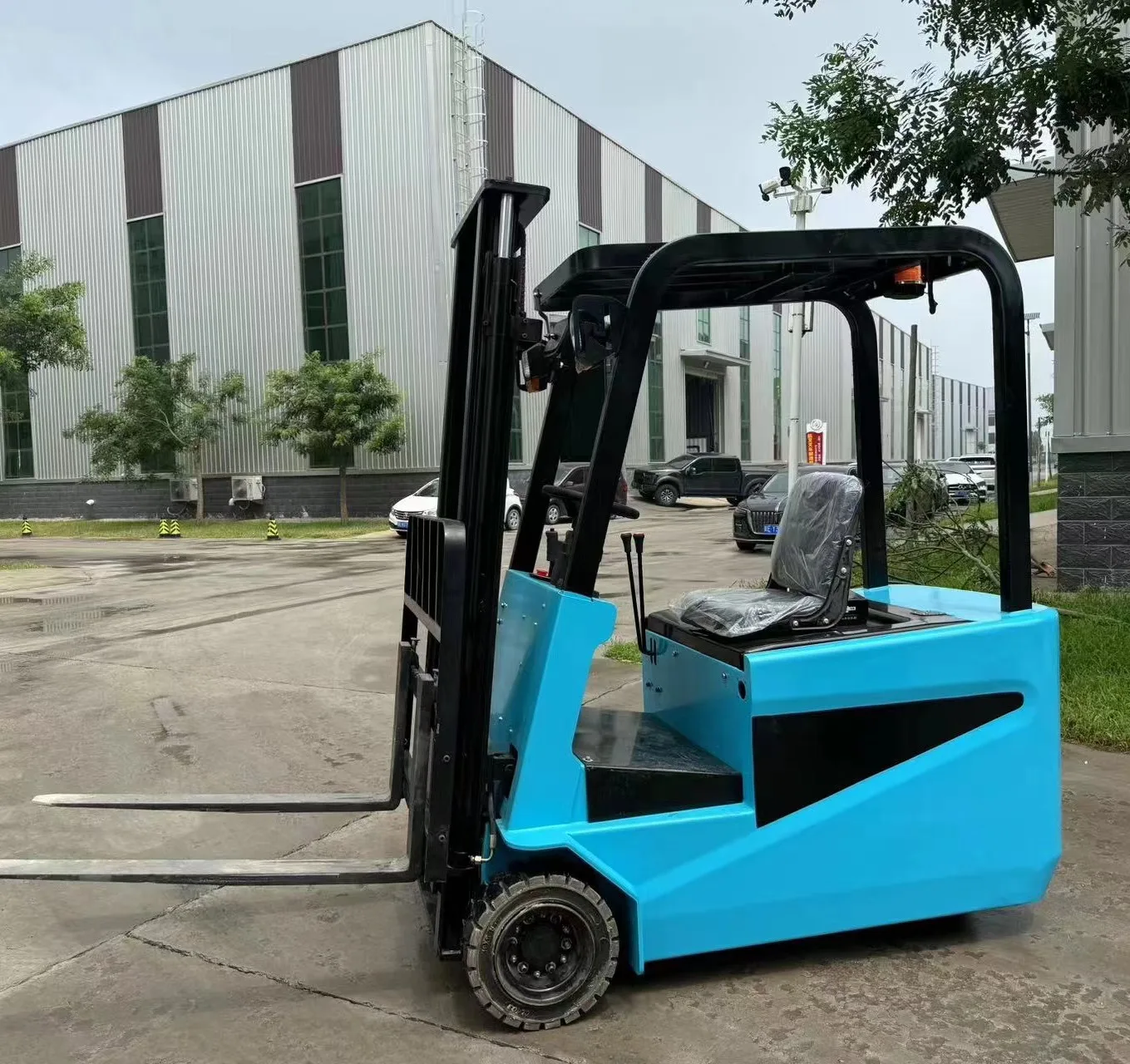 Small Handling Multifunctional Electric Forklift Three-wheel Car 1.5 Tons Three-wheel Electric Forklift