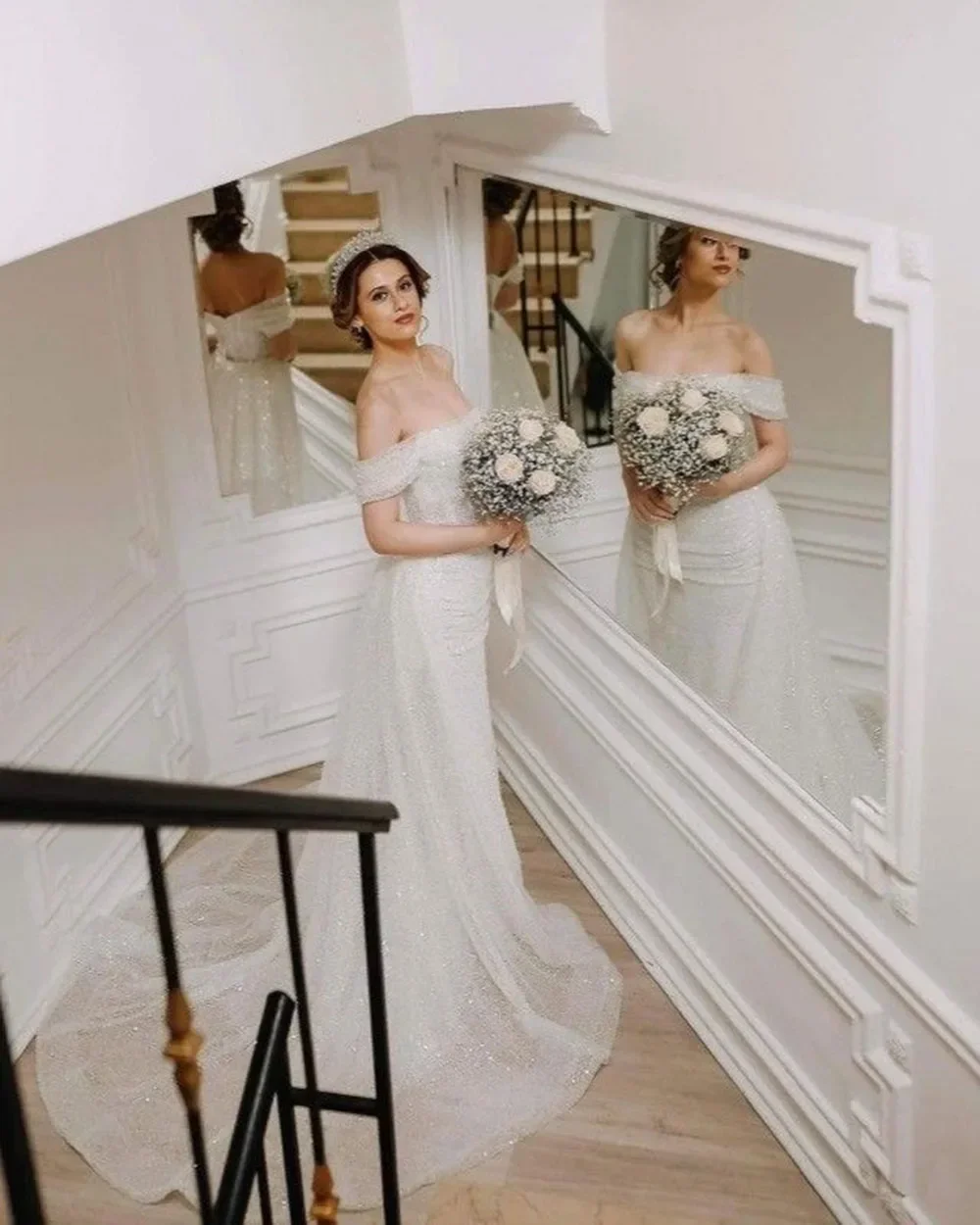 ปรับแต่งชุดแต่งงานนางเงือกปิดไหล่ Organza ความยาวชั้นชุดราตรีอย่างเป็นทางการพร้อมลูกไม้เลื่อมสําหรับผู้หญิง
