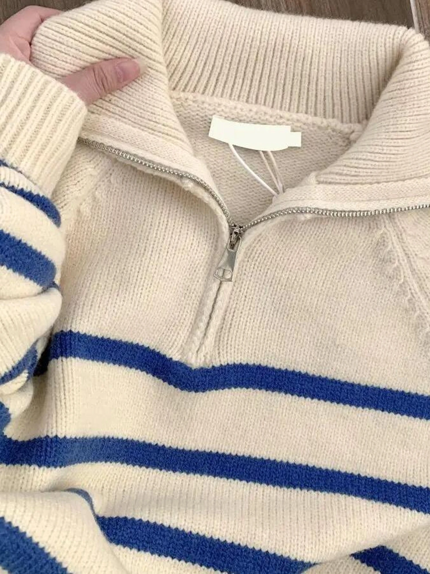 سترة نسائية بيضاء مخططة من قماش الراكون المخملي بياقة بولو محبوكة مع سحاب نصفي للخريف والشتاء دافئة مع بطانة من الصوف