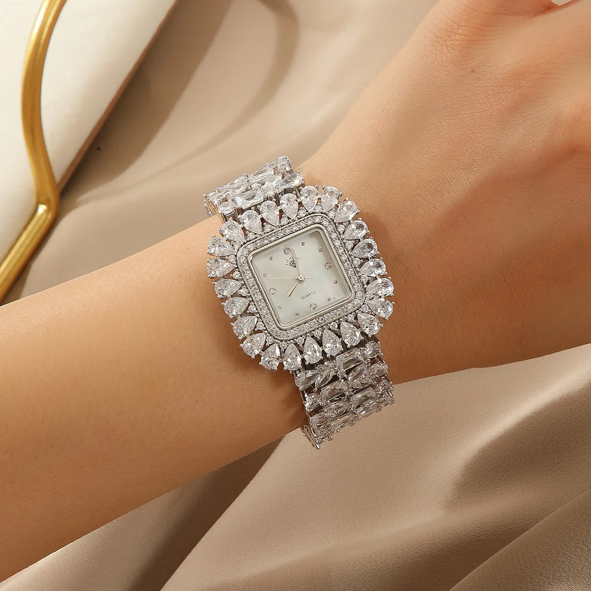 

EYER Luxury Elegant Fashion Simple Design Geometric Bracelet Bangle Watch For Women Wedding Party Daily Jewelry Watch