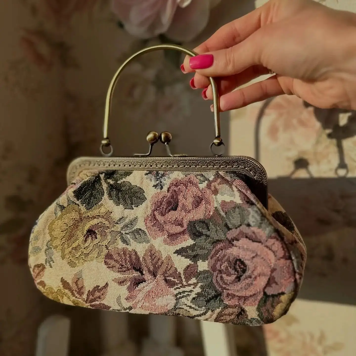 Lost in Vinatgeul 24х14х11cm vintage Tapestry Jacquard Rose Embroidered Antique Material Evening Bag with Wreath Handle