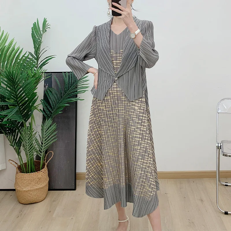 

Miyake Style Design Skirt Suit for Women 2024 Spring New French Spray Gold Light Mature Style Pleated Dress Two-piece Set