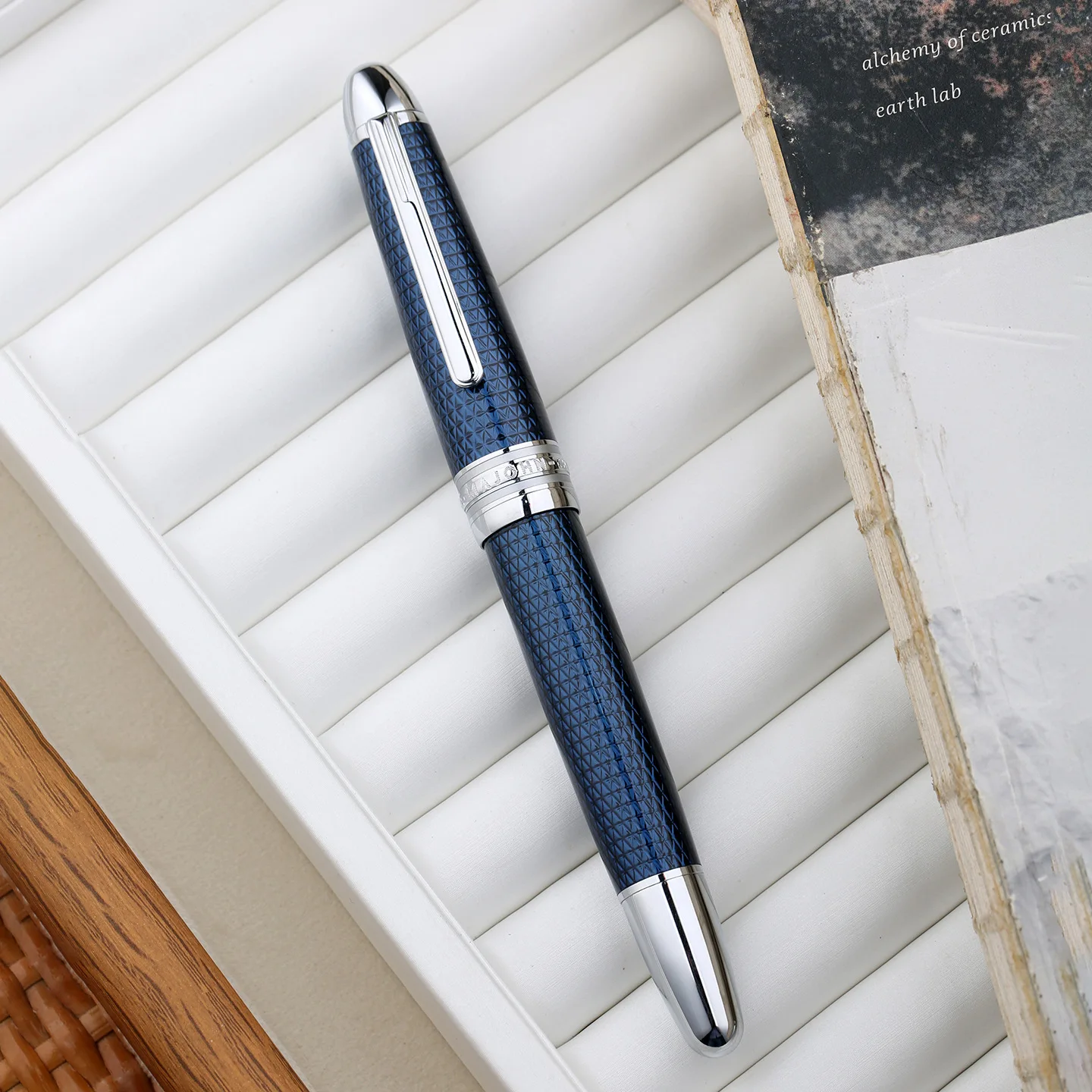 MAJOHN P136 Fountain Pens Twilight Blue Resin Coated Metal Piston Fountain Pen with 3D Pattern and Non-Slip Stainless Steel Grip
