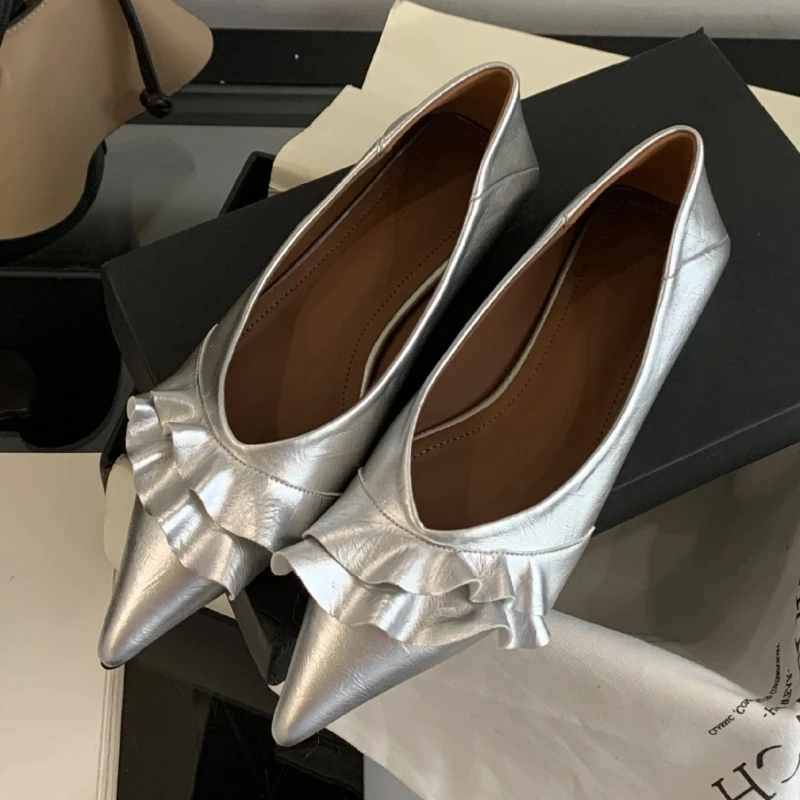 

Элегантные плиссированные дизайнерские туфли на низком каблуке с острым носком, женские удобные модельные туфли из мягкой кожи на мелком каблуке, роскошные банкетные вечерние туфли