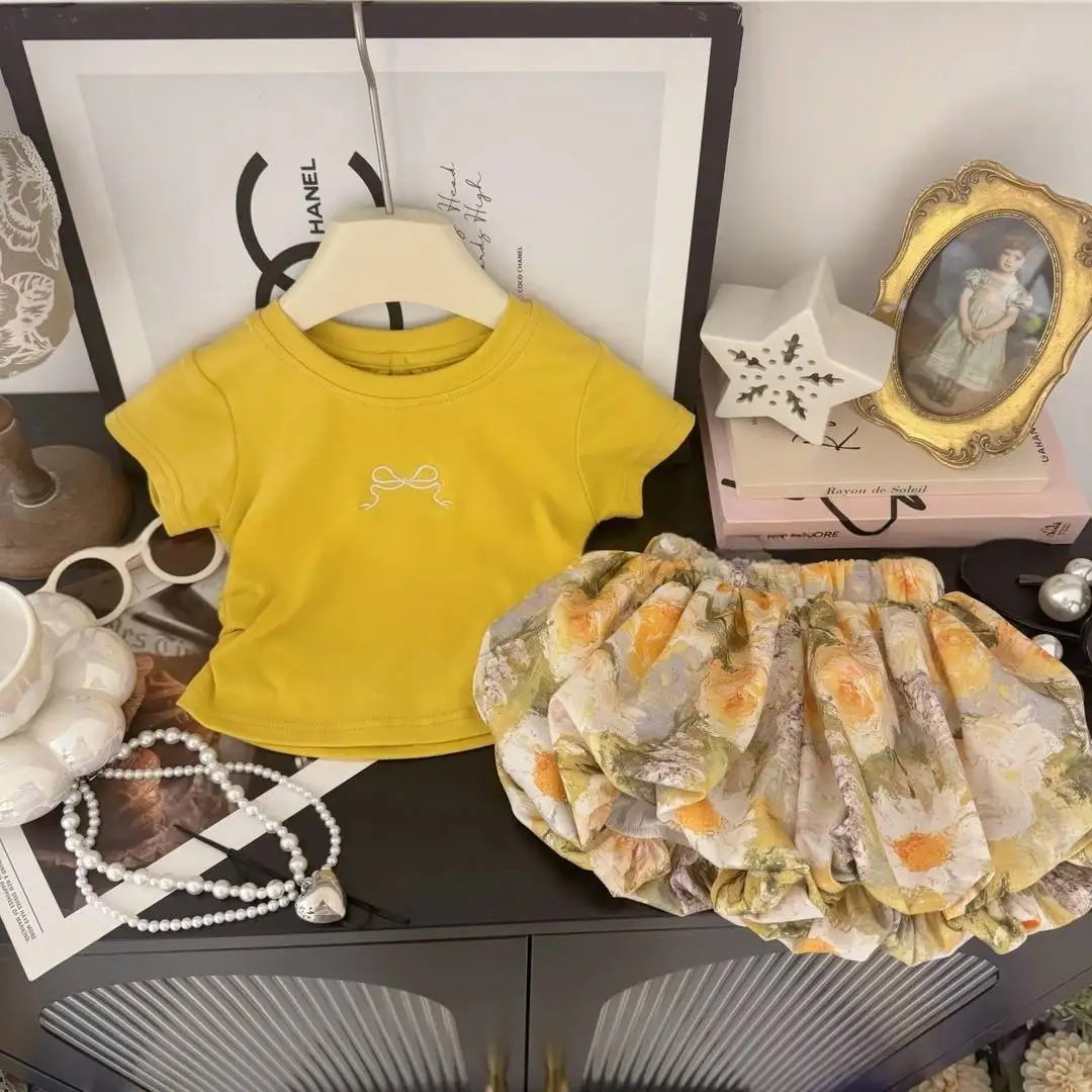 Novedad de verano para niñas, camiseta con lazo en la espalda + conjunto de pantalones cortos de brotes, versión coreana, conjunto de dos piezas de estilo extranjero a la moda
