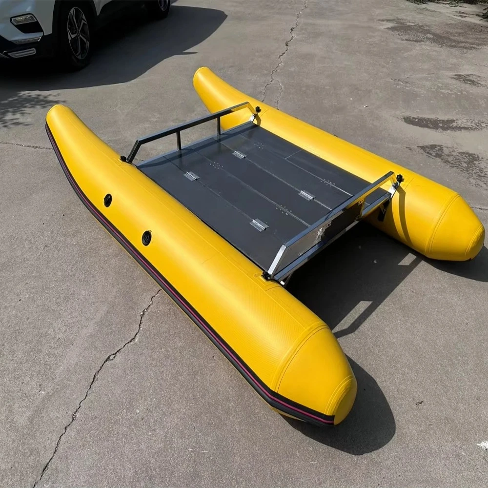 منصة صيد قارب عائم من كاتاماران، قارب صيد برية، قارب عائم قابل للنفخ محمول مع قاعدة صلبة.