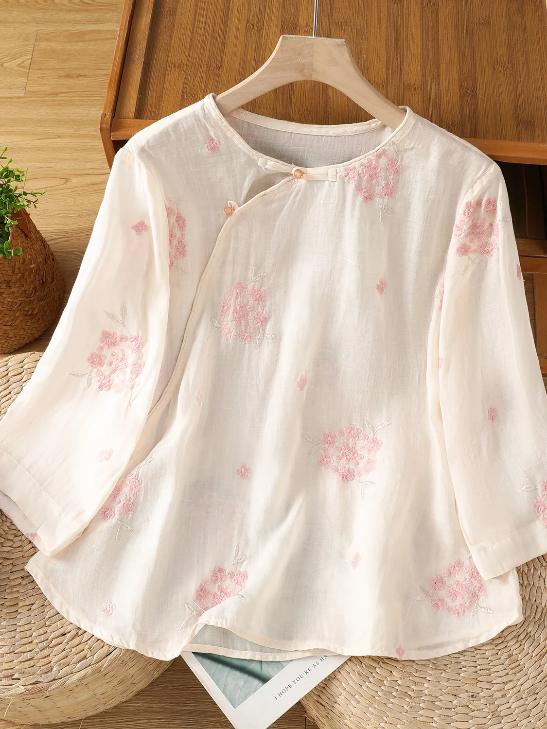 ピンクの刺繍入りコットンリネンイートップ、中国風スリーブ、ラウンドネック、伝統的なボタン、アシンメトリー、ニューミディアムサイズ