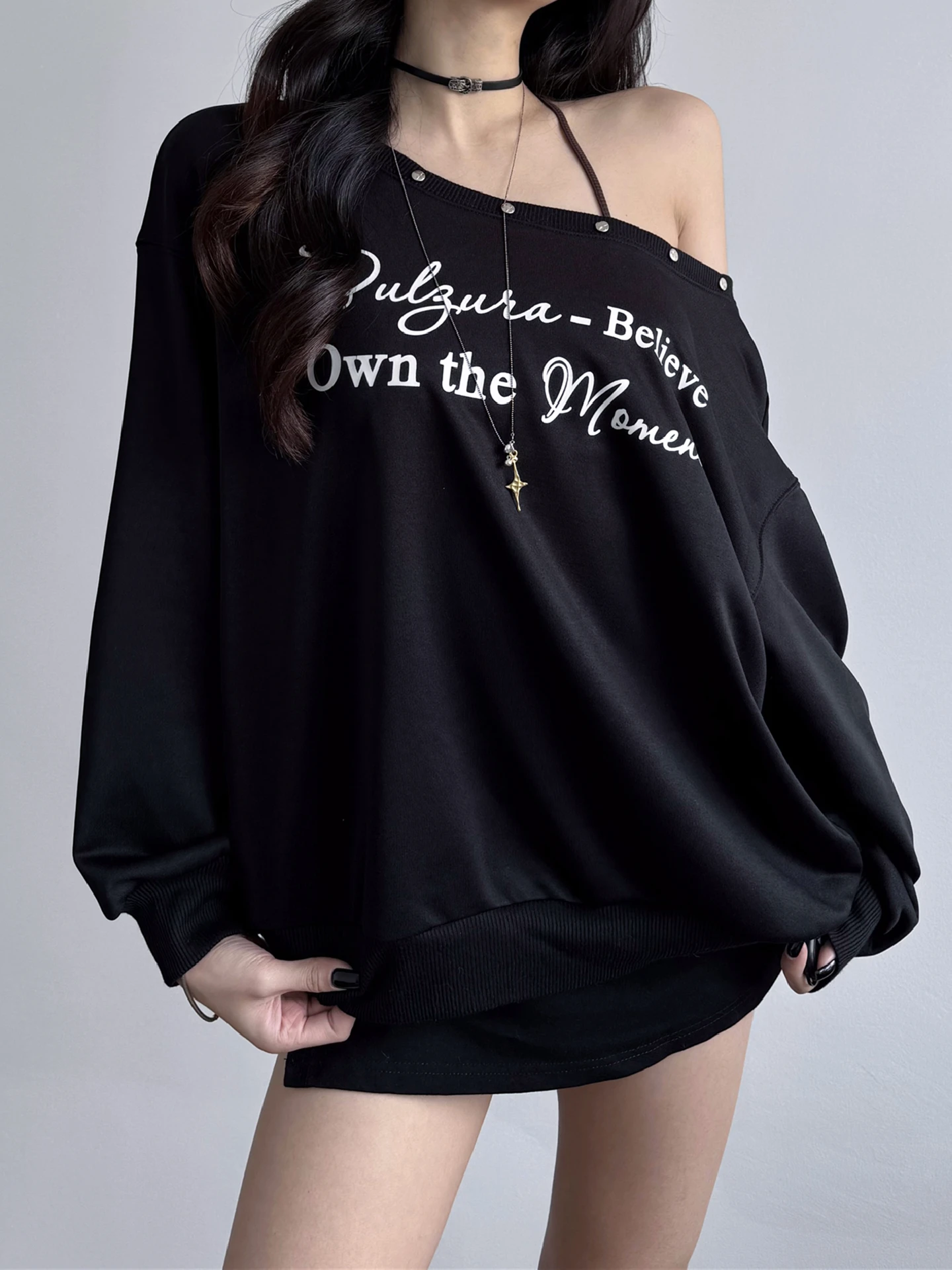 Dulzura 가을 패션 경사진 어깨 긴 소매 느슨한 편지 인쇄 스웨트 셔츠 여성 캐주얼 다목적 스트리트 스타일 의류