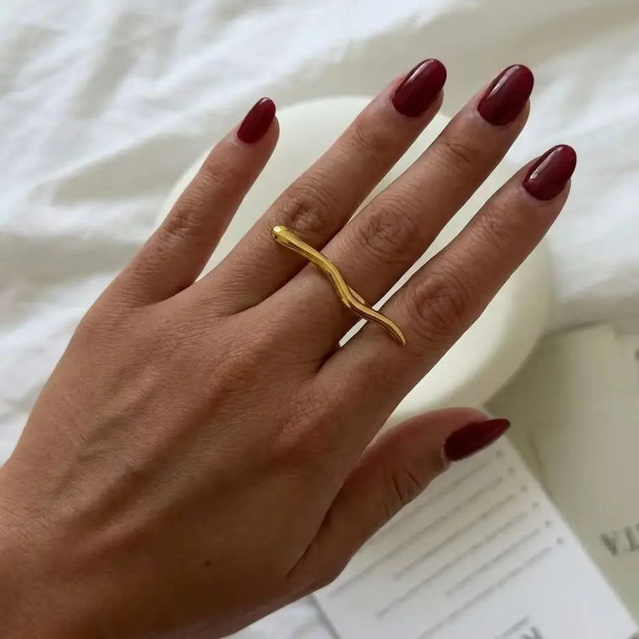 Minimalistischer, unregelmäßiger, wellenförmiger offener Ring für Frauen, vergoldeter Edelstahl, verstellbarer Fingerring, trendiger stapelbarer Schmuck.