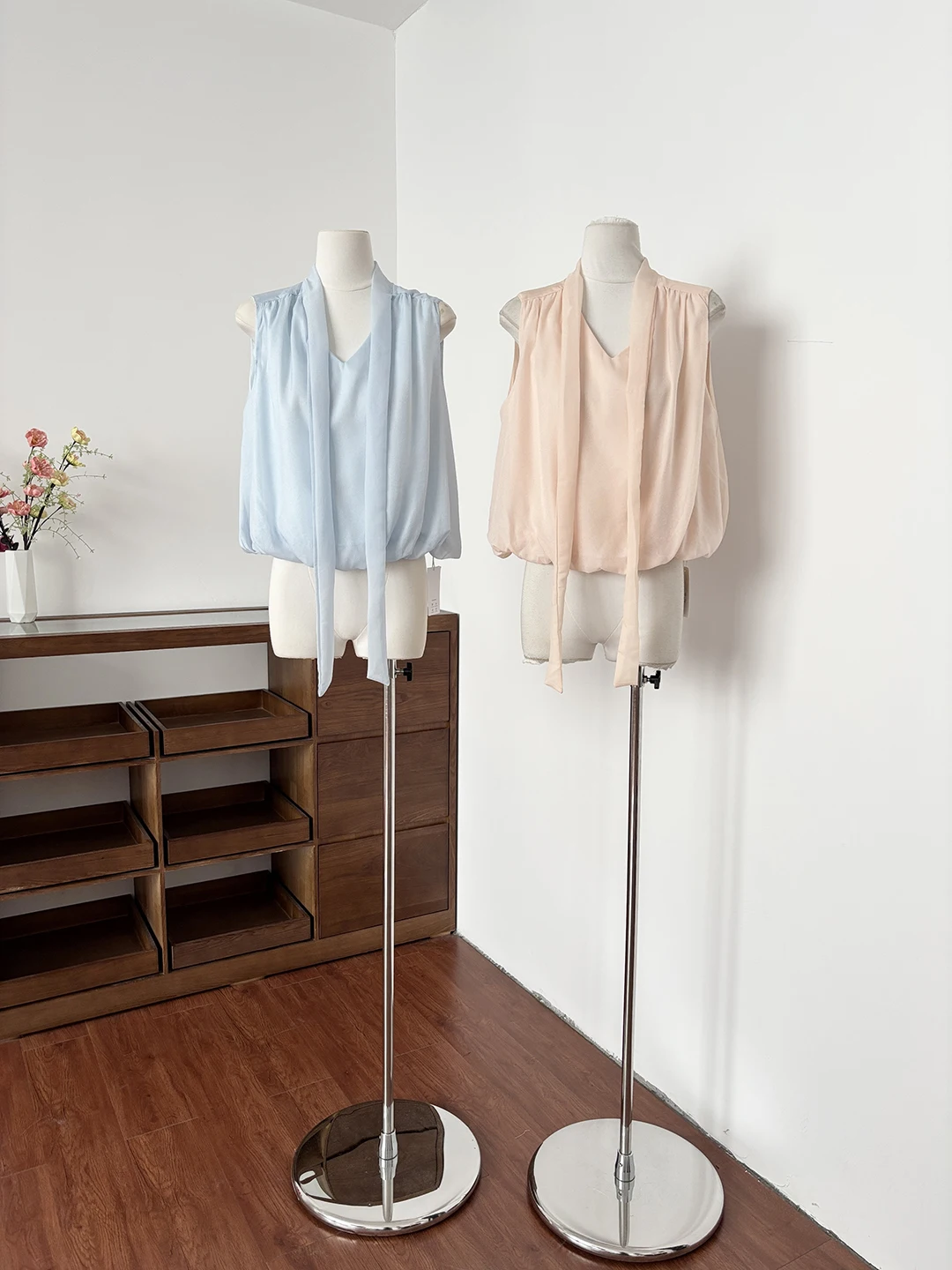 

Elegant Gentle Versatile Summer 2026 Korean Style Sleeveless Chiffon Shirt Casual Chic Women's Top Polyester Fiber V-neck