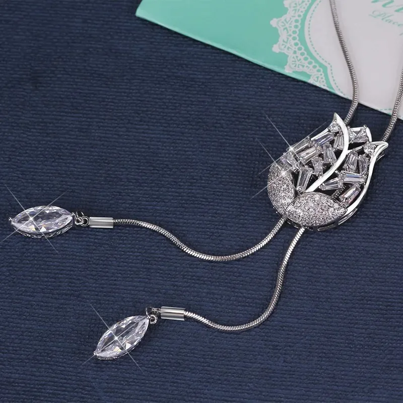 

A multi-functional retro long necklace for women, a sweater chain set with tulip diamonds, and a fashionable clothing necklace