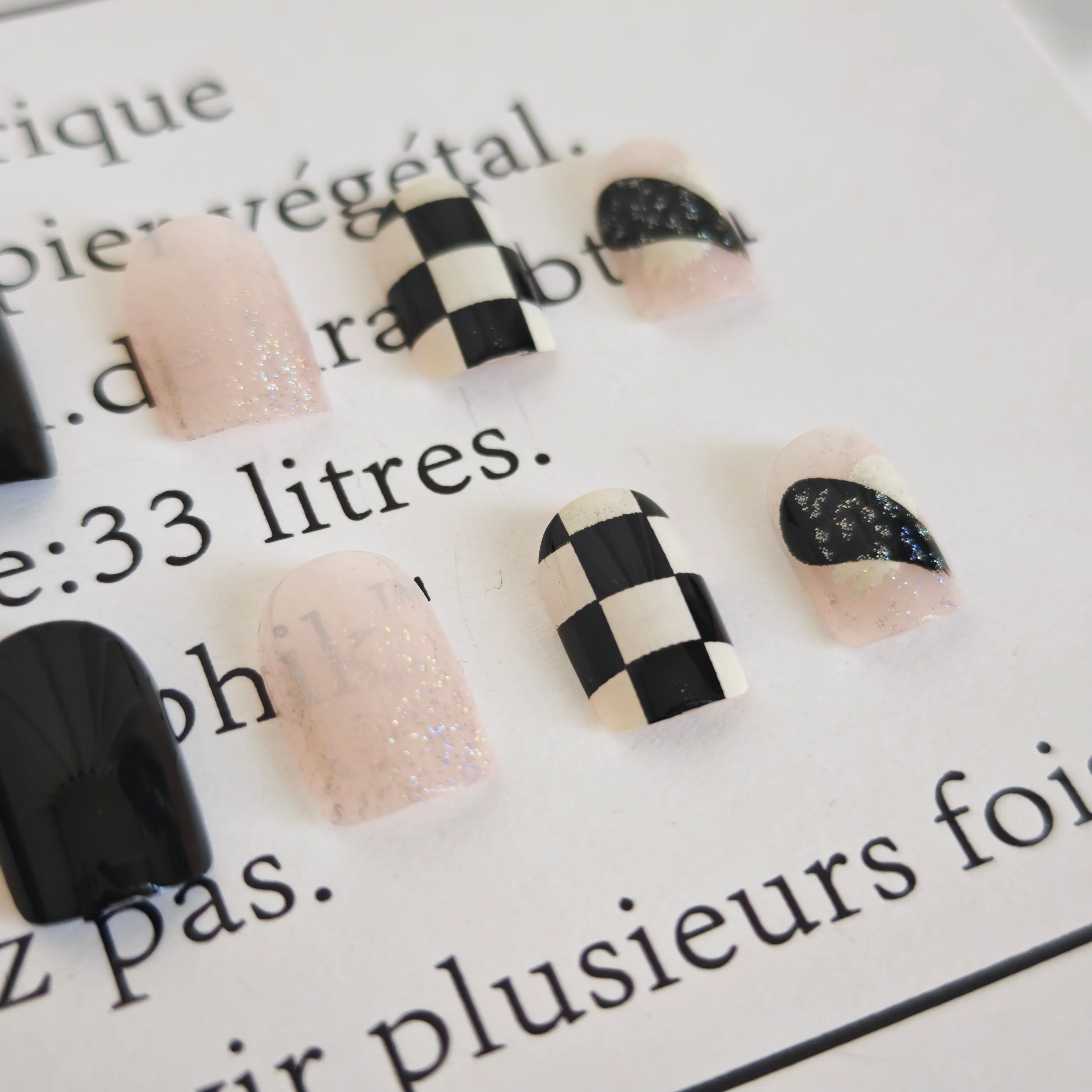 24 قطعة اضغط على الأظافر - رقعة الشطرنج اللامعة باللون الأسود الحلو والحاد |   نمط الجرونج جلام Instagram والمقاسات المختلطة