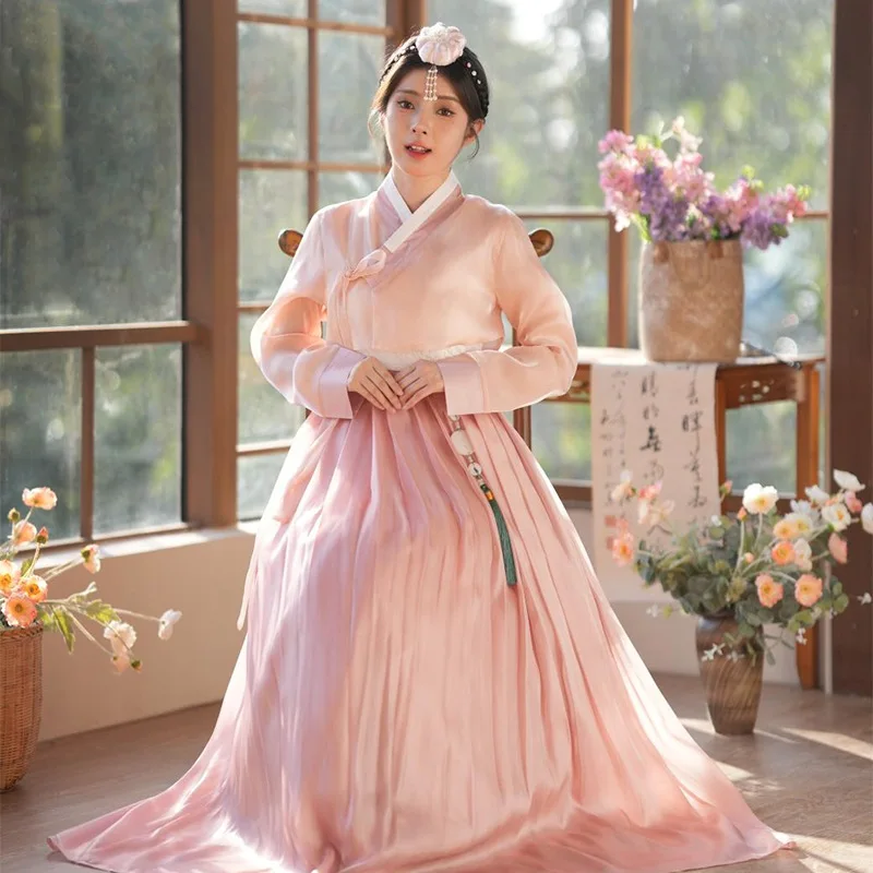 

Новый стиль ханбок представляет собой корейскую женскую интернет-знаменитость, фотографию в придворном платье и повседневный наряд.