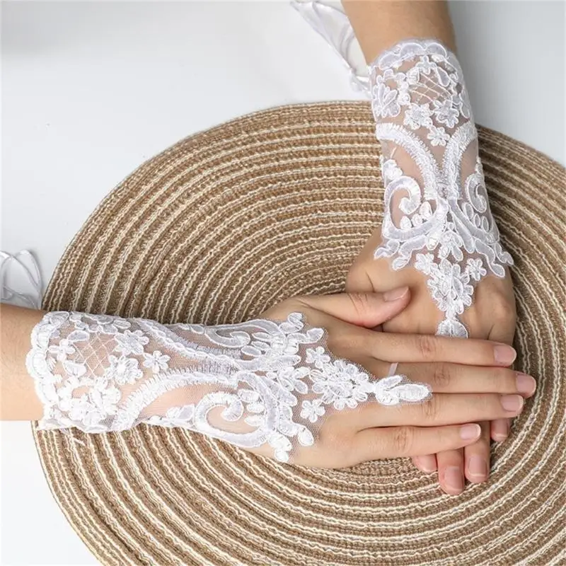 39BD-Handschuhe, handgefertigt, Braut-/Hochzeitshandschuh, Stickerei, Spitzenarmband und verstellbares Seil – Detail 8