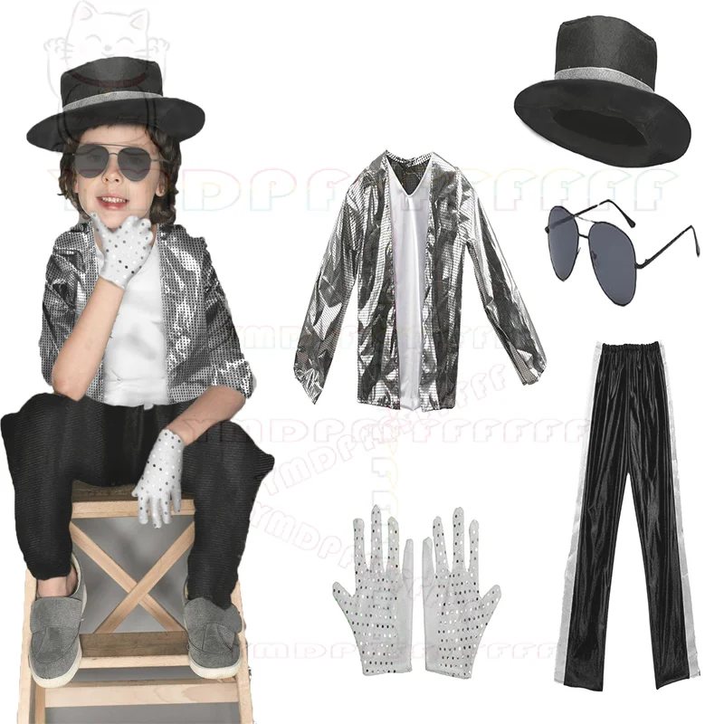 

В 1970-х годов Майкл Джексон, держащий комплект костюмов для косплея на Хэллоуин с топами, брюками, перчатками, шапками, очками и новый образ.