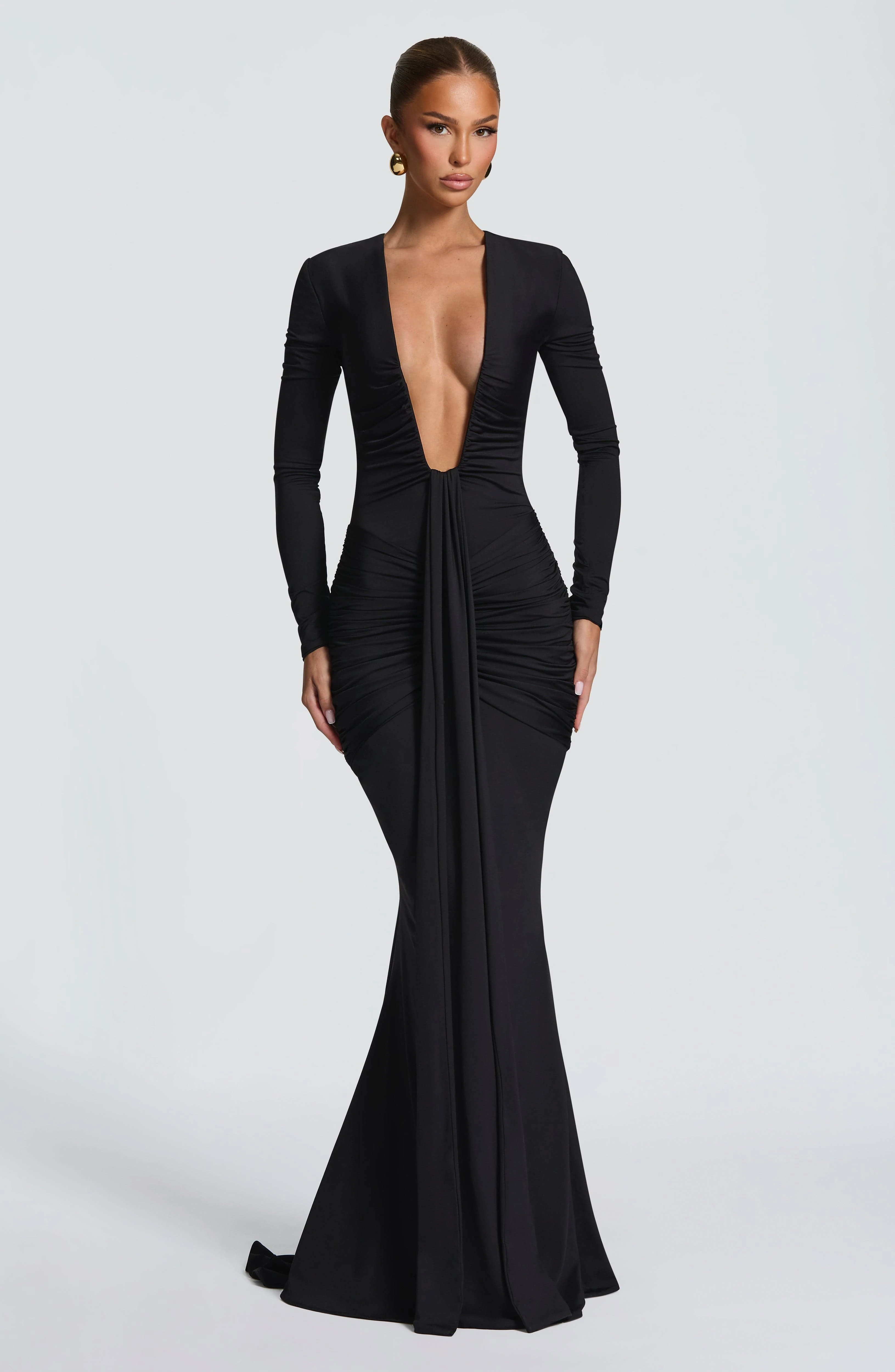 Evening Gown - فستان ماكسي أسود بأكمام طويلة وفتحة