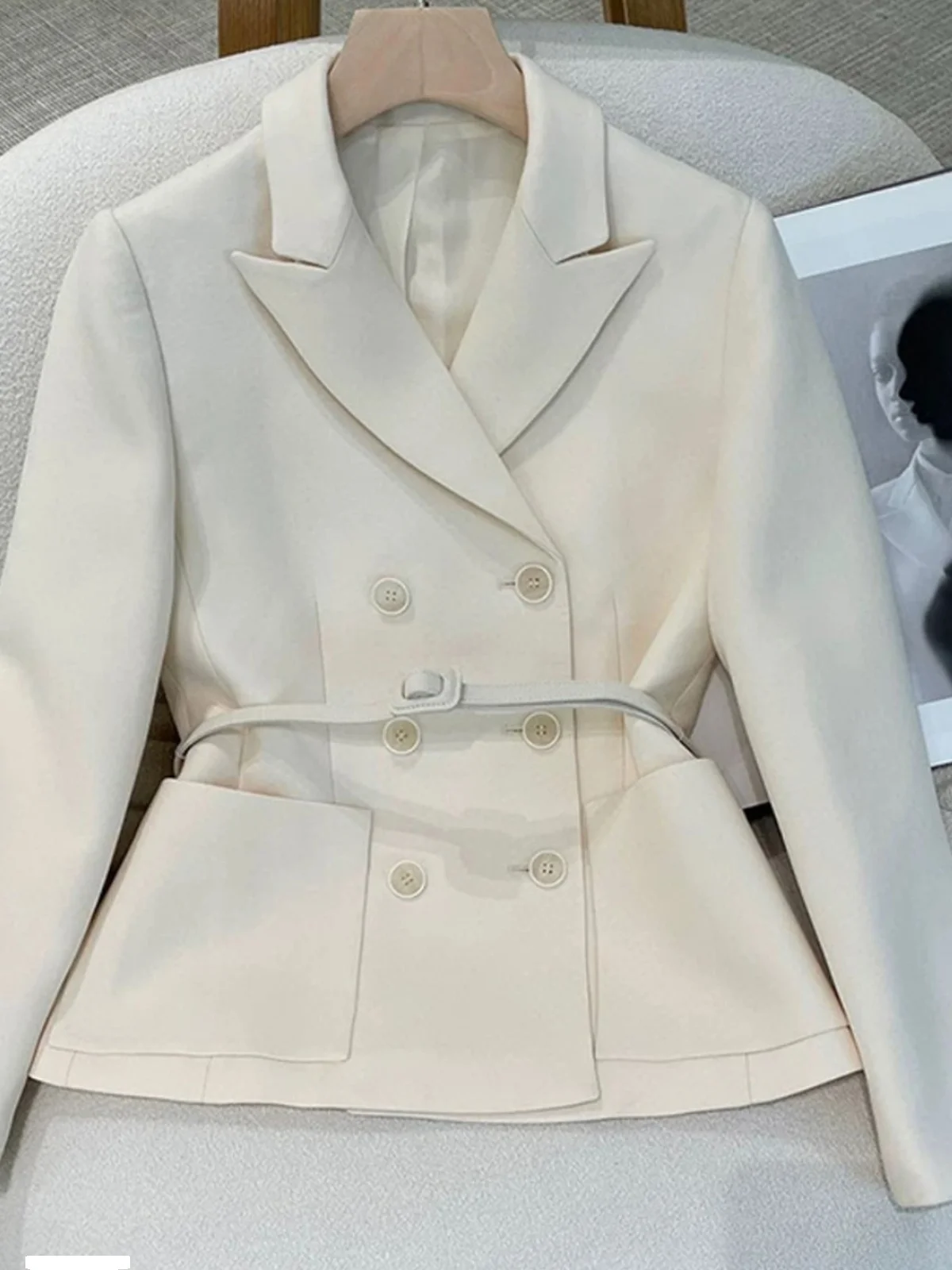 

Новое поступление осени 2025 года — женский однотонный короткий пиджак во французском стиле, универсальный и шикарный