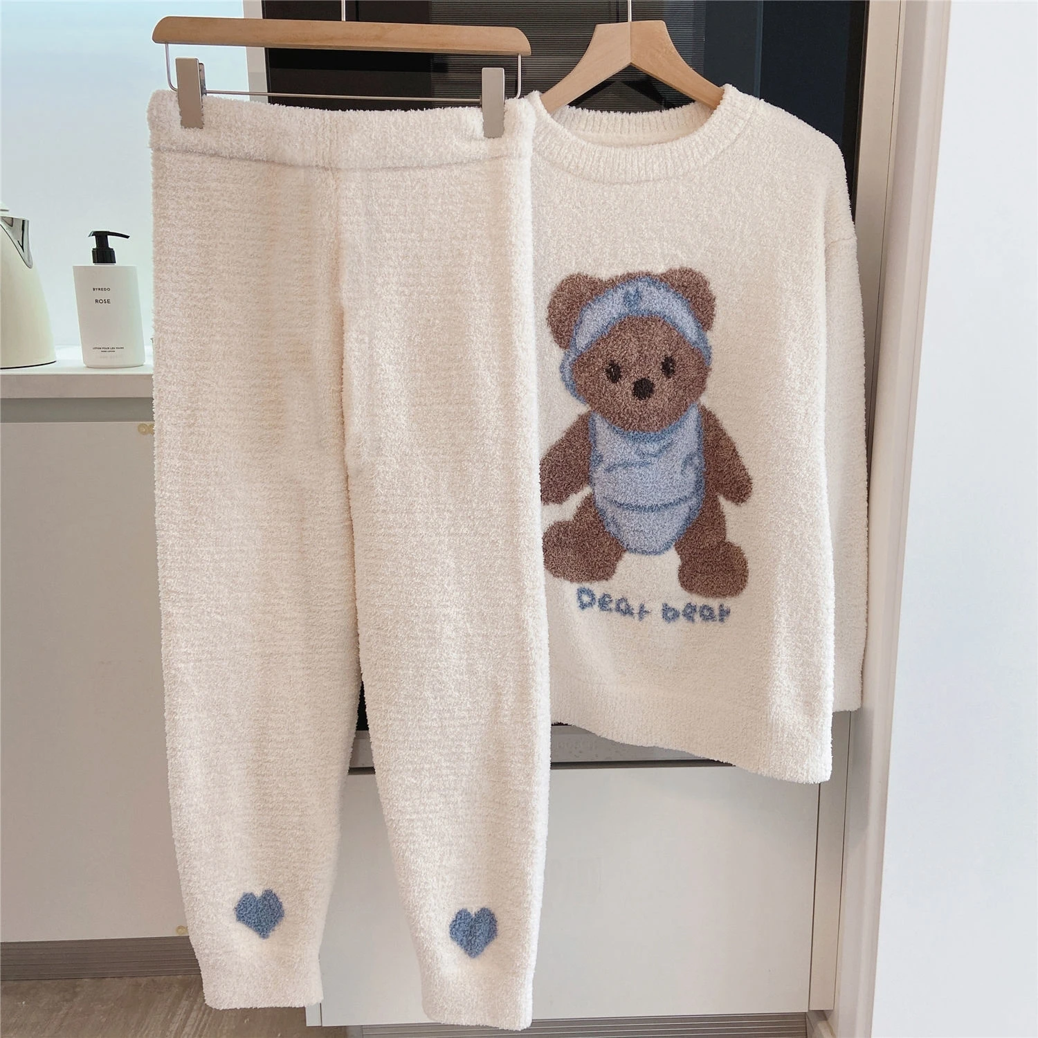 ملابس نوم نسائية من الصوف المرجاني الناعم بأكمام طويلة للخريف والشتاء، ملابس منزلية سميكة غير رسمية بياقة مستديرة وتصميم دب ك...