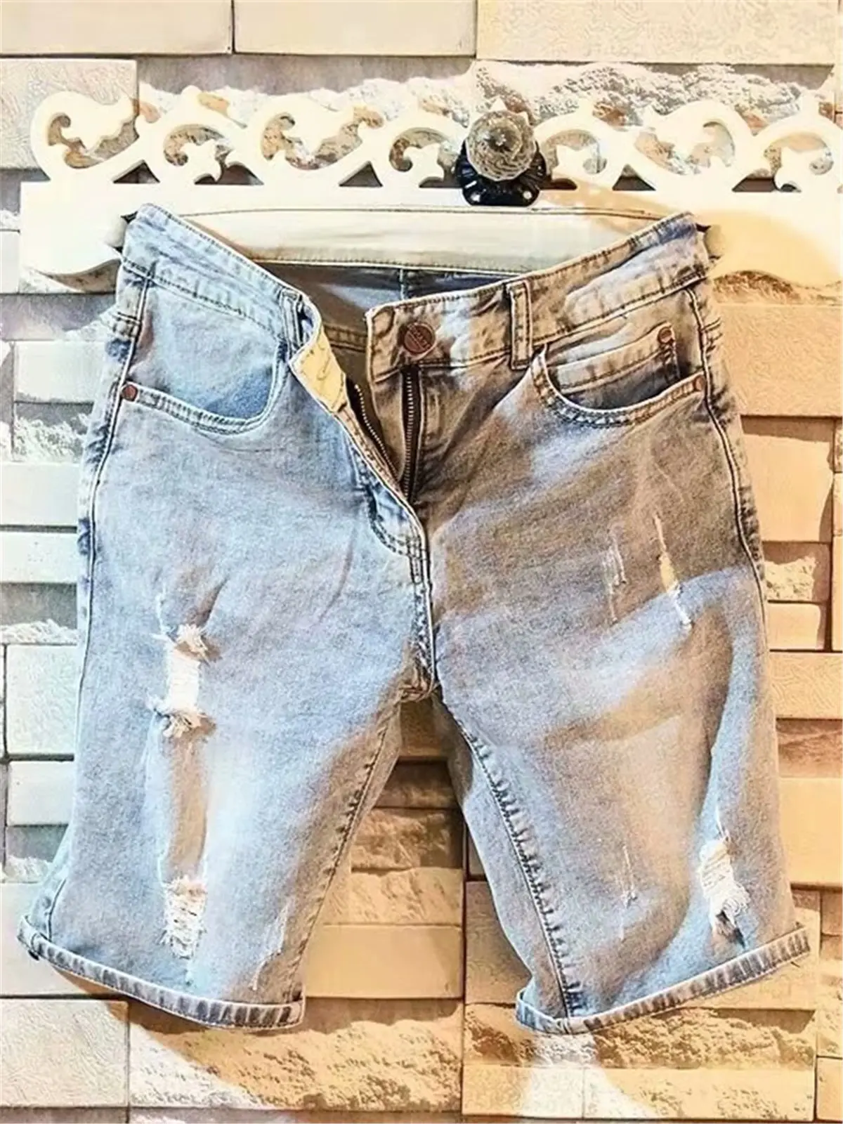 

Мужские летние брюки из тонкого эластичного денима (имитация ледяного шелка) средней длины, зауженные, с рваными элементами, цвет светло-голубой, в японском стиле.