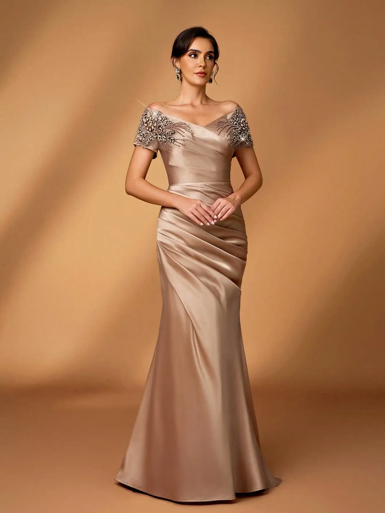 

Элегантное атласное платье с открытыми плечами, аппликацией из искусственного жемчуга и драпировкой