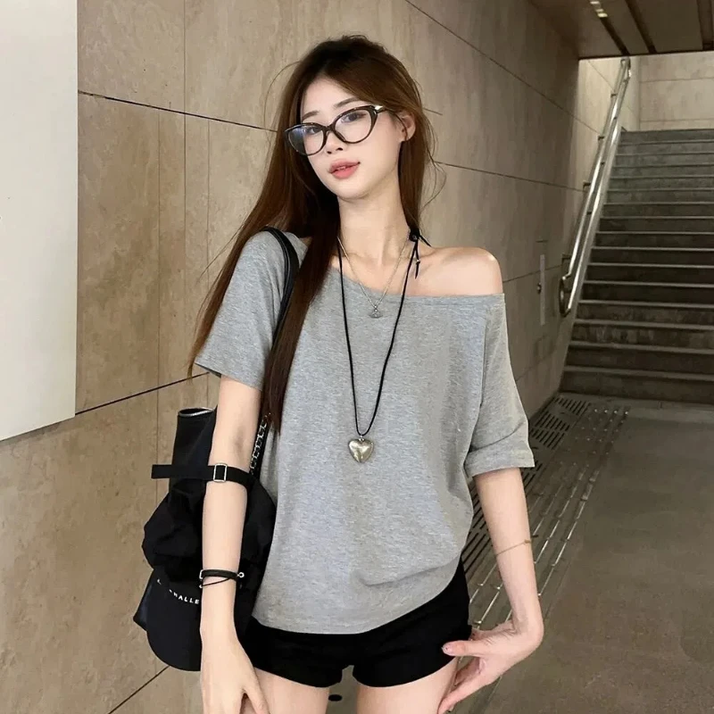 Design-sliding Shoulders One Shoulder Two Short-sleeved T-shirts for Women in Summer Light and Lazy Solid Color Off-shoulder Top