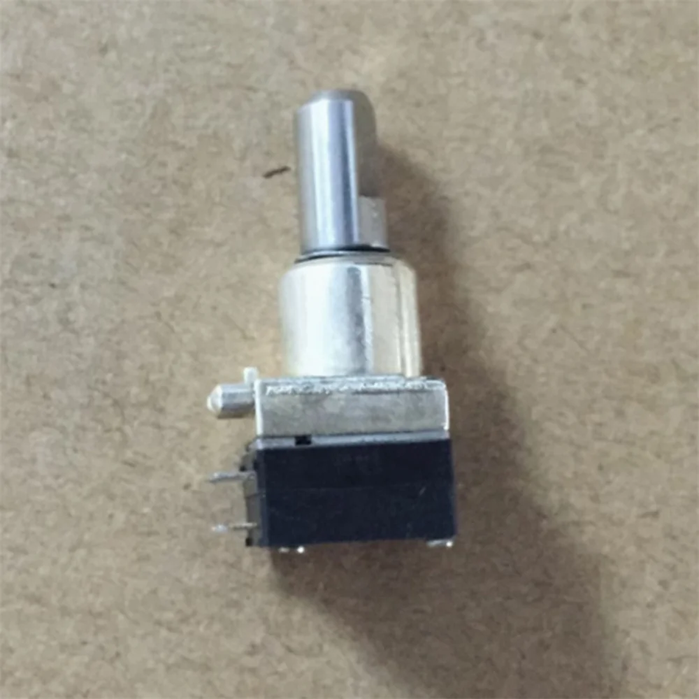 

1PCS Walkie Talkie Interphone Potentiometer Volume Switch Interphone Accessories for M XiR P8200 P8260 P8268 P8800 DGP6150