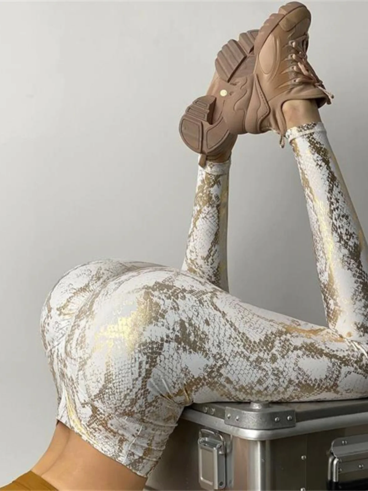 Pantaloni da yoga aderenti in pelle di serpente Gold Emed Pantaloni fitn a vita alta Modello di testa color pesca Abbigliamento sportivo transfrontaliero