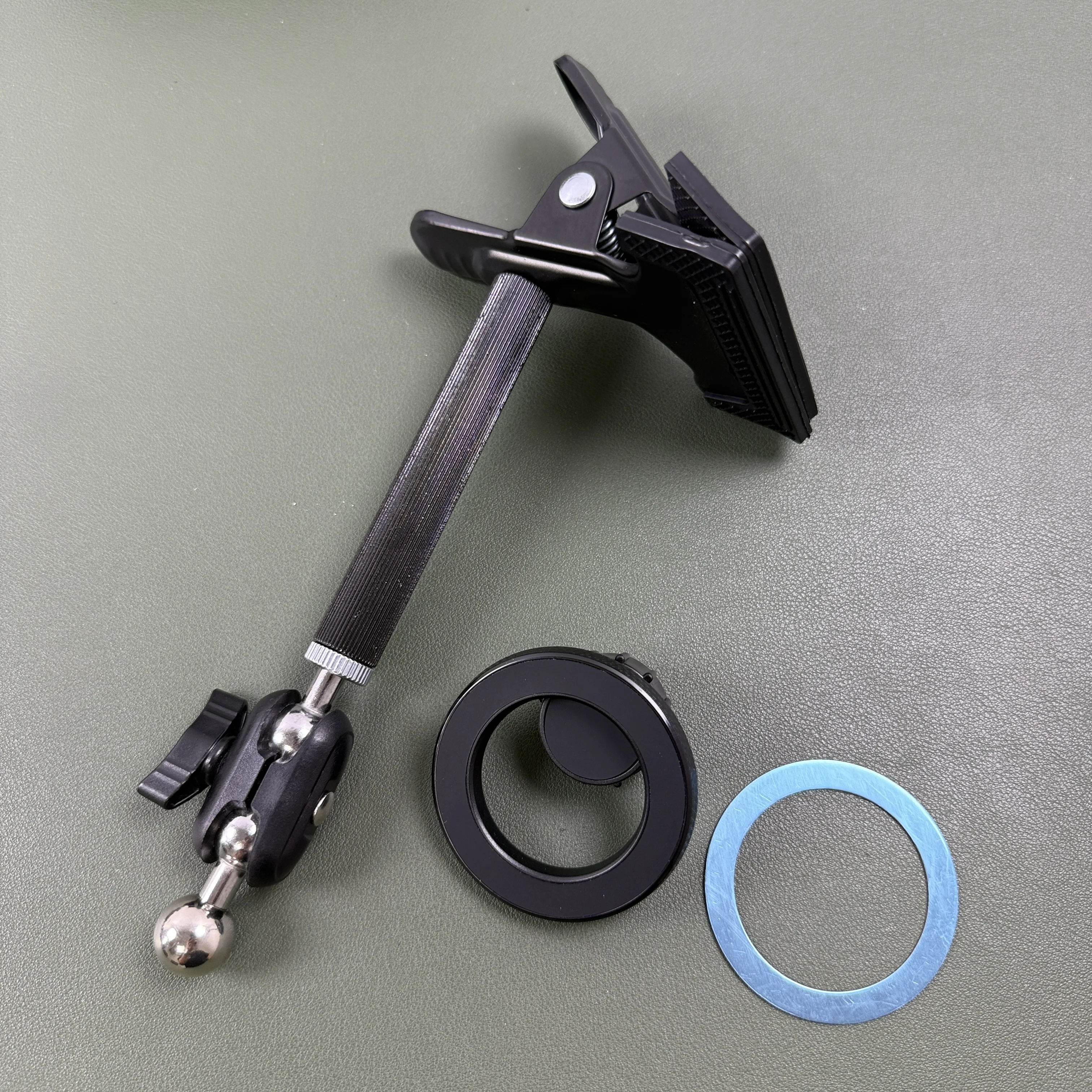 

Держатель для мобильного телефона для прямых трансляций и использования на уличных прилавках с мощной магнитной фиксацией и возможностью вращения на 360 градусов.