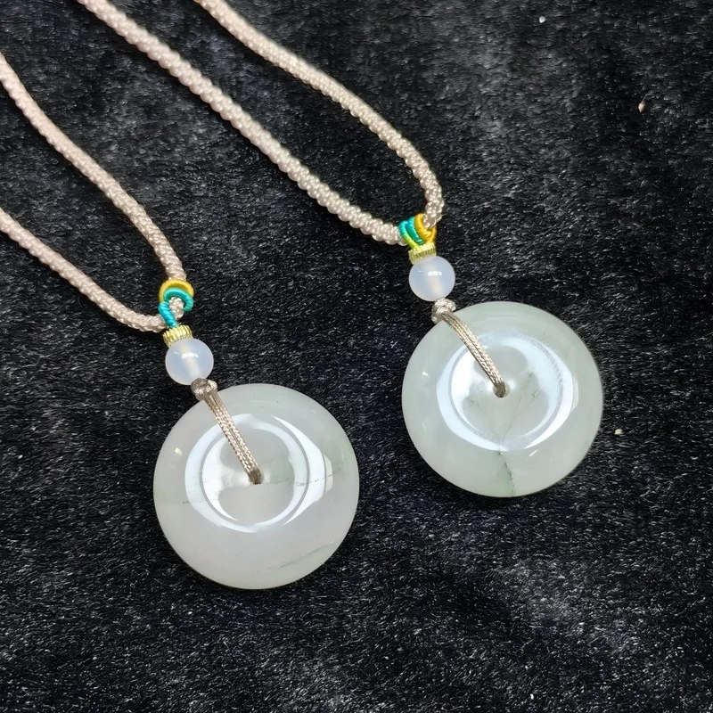 Pendentif de paix vert Tianshan avec cordon fait main, cadeau exquis en jade pour un meilleur ami en période de fêtes.