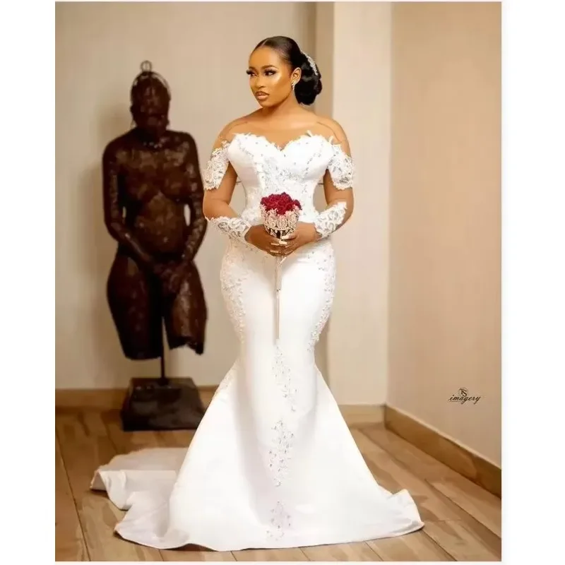 Customized Pretty Scoop Neckline IIlulsion Long Sleeves Mermaid Black Woman Wedding Dresses Sweep Satin Plus Size Lace Bridal G