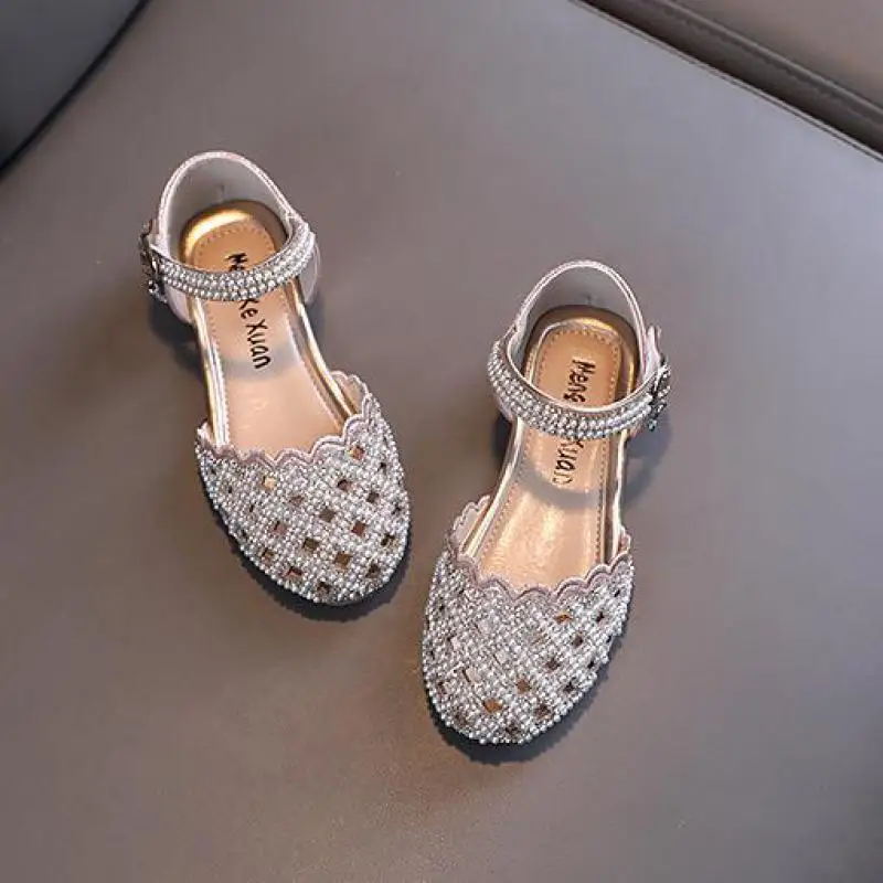 Nuove scarpe per ragazze sandali per bambini sandali per feste con strass principessa perla per bambini scava fuori le scarpe da spiaggia scarpe da