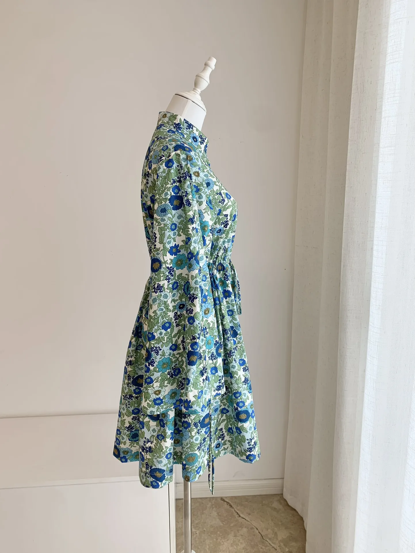 2025 Vestido corto de algodón orgánico con manga acampanada floral azul para mujer