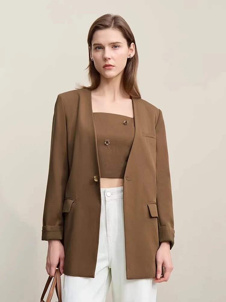 เสื้อแจ็คเก็ตผู้หญิง Amii รุ่นใหม่ประจำฤดูใบไม้ผลิปี 2026 ประดับลูกปัดลายดอกไม้ คอวี เสื้อเบลเซอร์ทรงตรง ดีไซน์หรูหรา พร้อมแผ่นเสริมไหล่ รุ่น 12621026