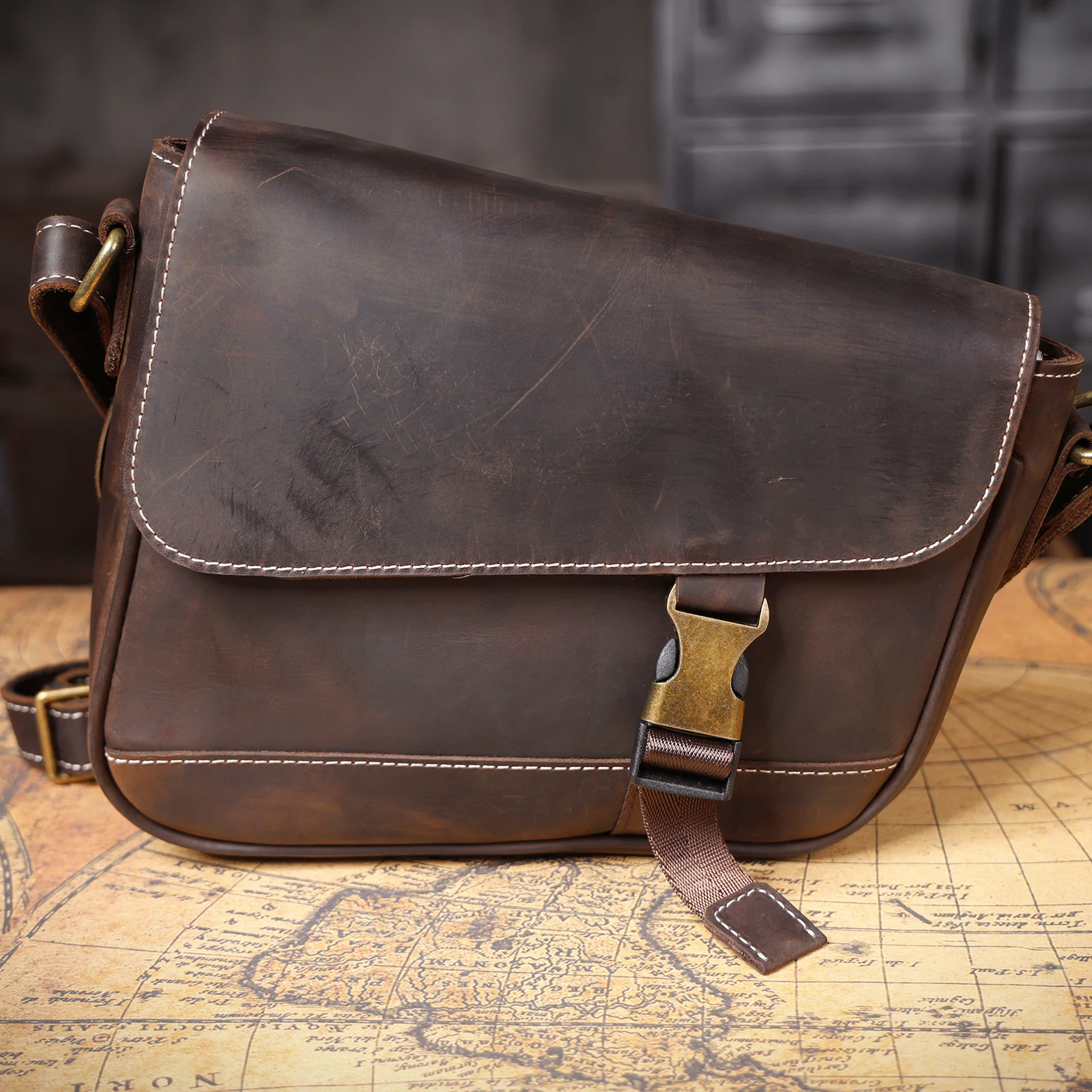 S.WORKER Vintage Echtleder Herren-Umhängetasche, Lässige Crossbody-Tasche, Crazy Horse Leder Schultertasche, Handgefertigt – Detail 8