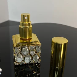 Botella de Perfume de vidrio de 10ml, envases vacíos de muestra dorada, atomizador portátil de viaje, pulverizador de Alcohol Ultra, elegante