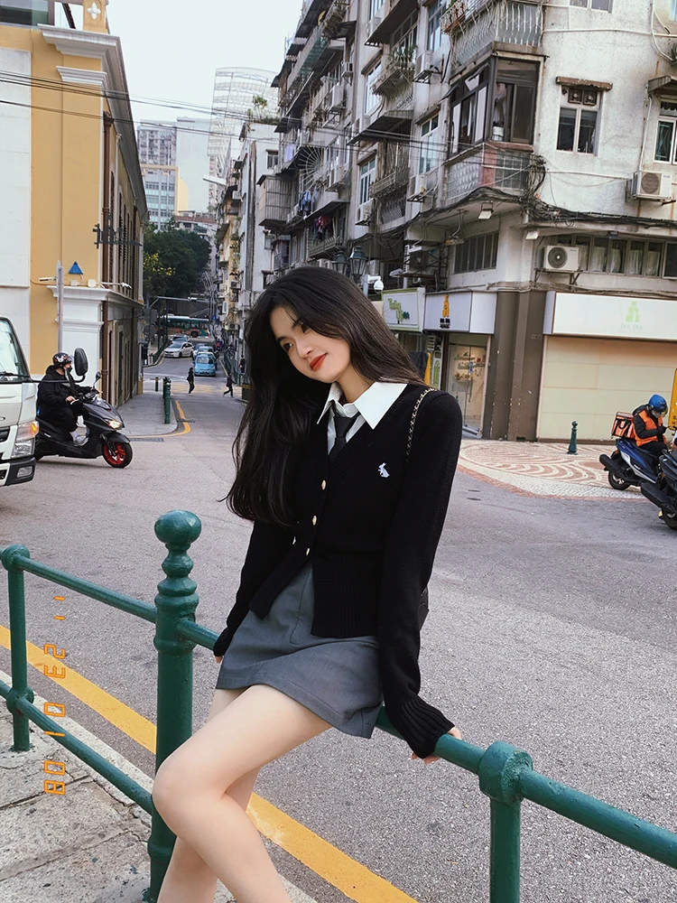 

Женский вязаный кардиган Famouswang 2024: Новинка ранней весны, стиль «Колледж» с вышивкой в виде маленького кролика