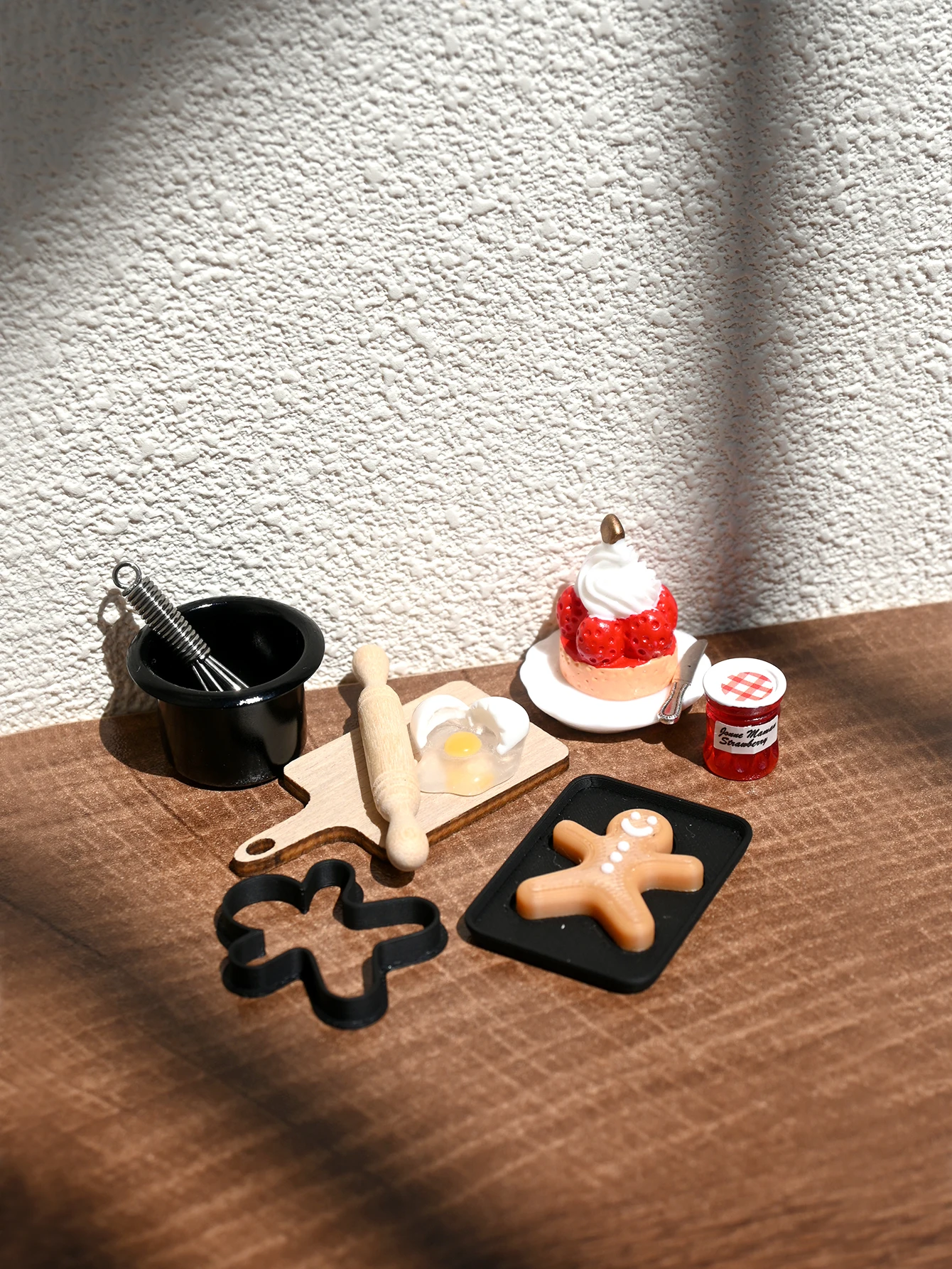 A Miniature Kitchen Baking Decoration, Miniature Gingerbread Man, Miniature Strawberry Cake, Miniature Baking Tools, Dollhouse Dollhouse Accessories, Dollhouse Toys, Toy House Decorations, Model House Accessories, Miniature Food Toys, Photography Props, Miniature Landscape Decorations, Miniatures Decoration, Small Gifts, Giveaways, Home Decor Items