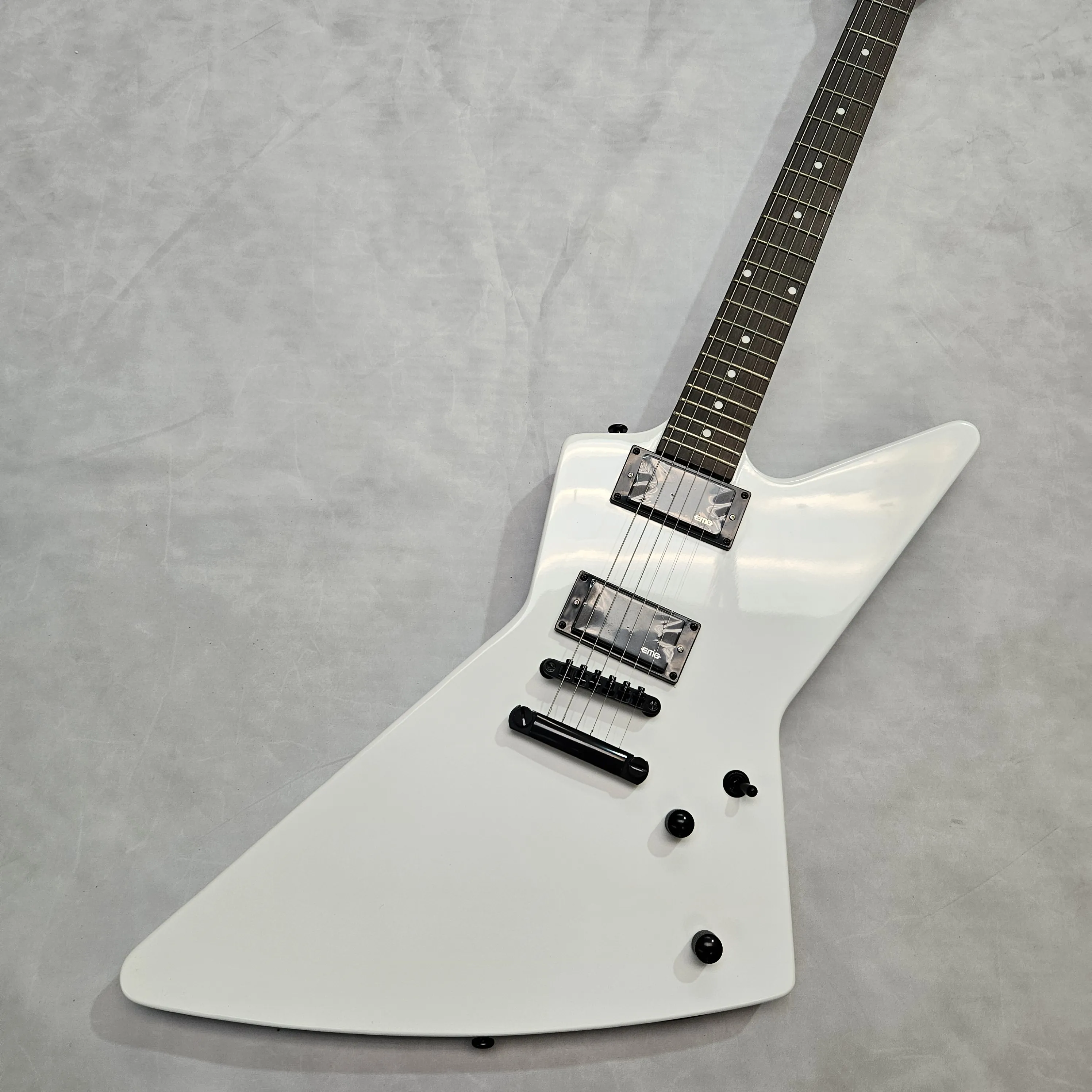 

Электрогитара Solid Body белого цвета, 6 струн, звукосниматели HH Humbucker, фиксированный бридж, корпус из красного дерева, черная фурнитура.